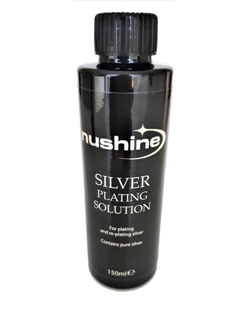 Op de afbeelding: Een zwarte fles met zilveren plating oplossing met de merknaam "hushine" en de tekst "SILVER PLATING SOLUTION" op het etiket. De fles bevat 150 ml oplossing en is geschikt voor het platen en opnieuw platen van zilver.