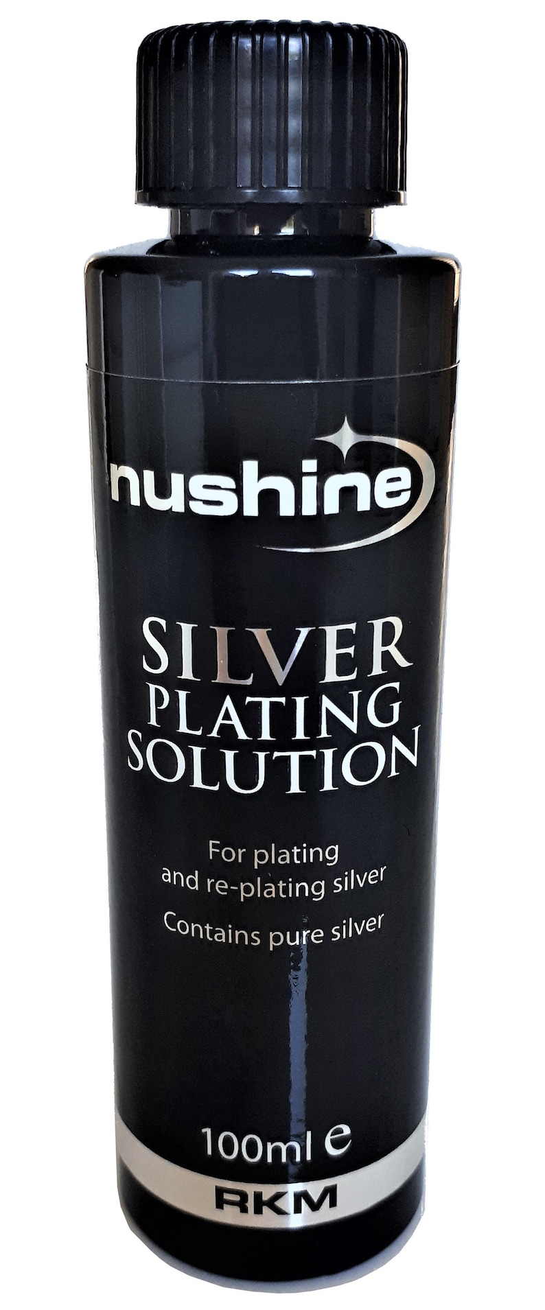 Op de afbeelding: Een zwarte fles met een zilveren etiket waarop "hushine SILVER PLATING SOLUTION" staat. Het etiket vermeldt ook "Voor het beplatings- en herplatings van zilver. Bevat puur zilver". De fles is 100 ml en heeft een zilveren etiket met de tekst "RKM" aan de onderkant.