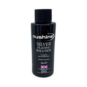 Op de afbeelding: Een zwarte fles met zilveren plating oplossing met het label "nushine SILVER PLATING SOLUTION". De fles is 50 ml en bevat puur zilver. Gemaakt in het Verenigd Koninkrijk.