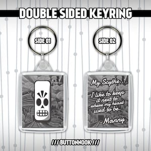 Puede incluir: Llavero de doble cara con una imagen en blanco y negro de una calavera en un lado y una cita sobre una guadaña en el otro. La cita dice: "Mi guadaña... Me gusta tenerla cerca de donde estaba mi corazón. -Manny"