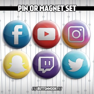 Pode incluir: Conjunto de seis pinos ou ímãs redondos com logotipos de mídia social populares. Os logotipos são Facebook, YouTube, Instagram, Snapchat, Twitch e Twitter. Os logotipos são brancos em fundos coloridos. Os fundos são azul, vermelho, roxo, amarelo, roxo e azul.