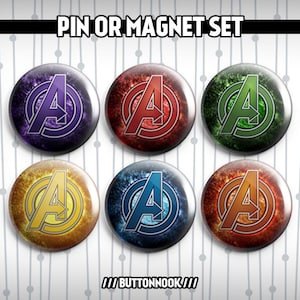 Può includere: Set di sei spille o magneti da 2,5 cm di diametro con il logo degli Avengers in diversi colori e design. I loghi sono circondati da uno sfondo galattico.