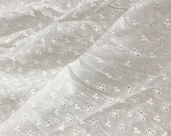 Tela de algodón con ojales florales, tela de encaje bordado en blanco roto para vestido de cóctel, vestido bohemio de boda y top de encaje.