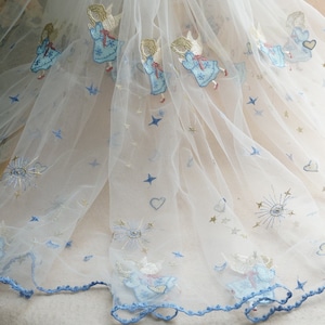 Blau & Gold bestickter Engel Viktorianischer Stoff, Weicher off white Tüll Stoff, Engel Muster Spitzenstoff
