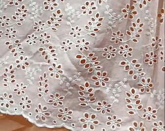 Off-white bomullstyg med öljetter och broderi av blommor och blad för bohemisk brudklänning, vackra blusar, barnkläder