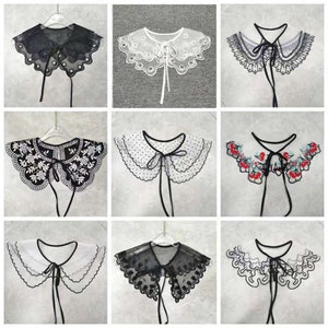 Op de afbeelding: Negen verschillende stijlen van kantkragen met een strik. De kragen zijn in zwart en wit en hebben verschillende kantpatronen en borduurwerk.