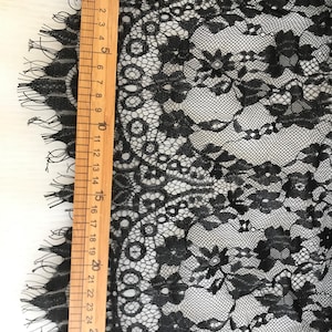 Tela de encaje Chantilly negro, tela festoneada floral romántica, tela de encaje elegante para vestido de novia, tela de encaje negro para vestido cortada a medida imagen 5
