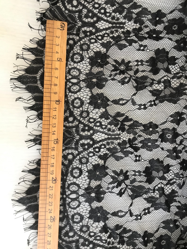 Tela de encaje Chantilly negro, tela festoneada floral romántica, tela de encaje elegante para vestido de novia, tela de encaje negro para vestido cortada a medida imagen 5
