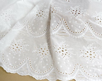 Tela de algodón festoneada con ojales en color blanco roto para vestidos de muñeca, vestidos bohemios de boda, tops de encaje o vestidos con ojales.
