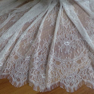 Vitt franskt Chantilly-spetstyg Elegant blommigt bröllopstyg Mjukt brudspetstyg på metervara