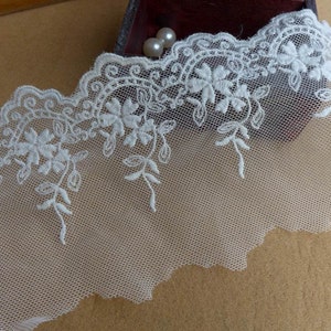 White Scalloped Embroidery Lace Wedding Floral Lace Trim for Bridal, Clutch, Purse Bag, Cuffs, Garments