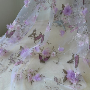 Tessuto di pizzo farfalla, tessuto di fiori applique rosa 3D lilla, tessuto da sposa in organza di farfalle con stampa di fiori 3D