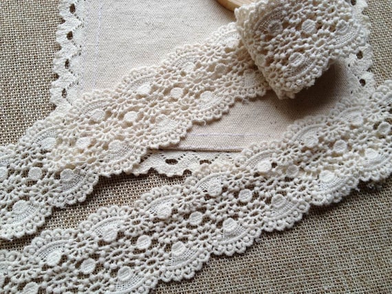 9 1/2 YDS TWO TONE GORGEOUS VINTAGE ECRU SWISS COTTON CLUNY LACE TRIM. 9 1/2 YDS TWO TONE GORGEOUS VINTAGE ECRU SWISS COTTON CLUNY LACE TRIM.