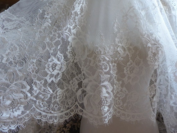 Off white Chantilly Lace Rose Floral Lace Scalloped Edging Lace Fabric Wedding Veils Lace 3 Yards