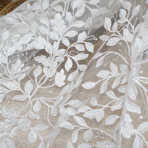 Tissu transparent en dentelle à sequins motif feuille irisé, tissu en dentelle de tulle brodé ivoire, tissu feuilles de 53 po. de large par mètre