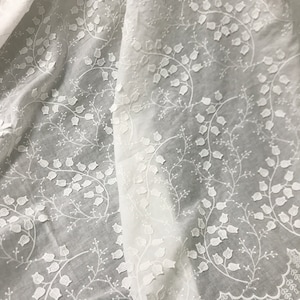 Tela de algodón blanquecina - Tela de encaje de algodón bordada con hojas 3D - Telas de costura, acolchado, diseño de vestuario