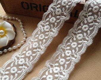 Pizzo bianco ricamato con motivo floreale, larghezza 1,18 pollici, 2 iarde