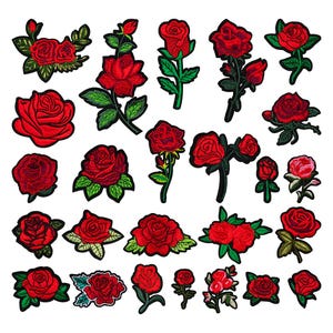 Puede incluir: Una colección de veinticinco parches bordados de rosas con diversos diseños de flores rojas, hojas y tallos verdes. Cada parche muestra costuras detalladas de rosas en flor, capullos y follaje en diferentes tamaños y disposiciones.