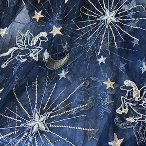 スカート、ガウン、カーテン用の紺色のレース生地、金糸と銀糸の星刺繍生地