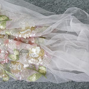 Flerfärgade pärlbroderade blommor med gröna bladtyg för miniklänning, balklänning, pärlbroderad brudklänning, formell klänning Light pink tulle