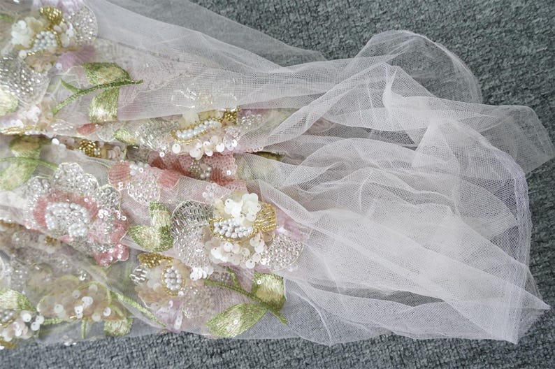 Flerfärgade pärlbroderade blommor med gröna bladtyg för miniklänning, balklänning, pärlbroderad brudklänning, formell klänning Light pink tulle