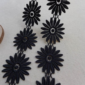 Learn how to Make this beautiful Daisy Lace Trim with your