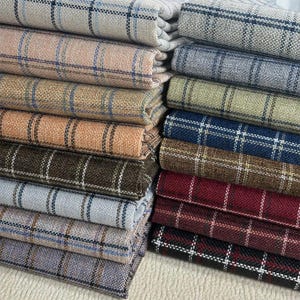 Vintage tartan klädseltyg, garnfärgad retro plädsoffa, kudde, stolar, bordsduk, fönstersitstyg