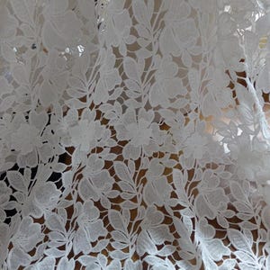 Particular Layer Flowers Fabric White Embroidered Leaves Lace Fabric for Bridal Dress, Weddings, Apparel