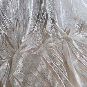 Tela de encaje con lentejuelas transparentes y estampado de plumas de pavo real brillante, tela de tul bordada en blanco roto para vestidos de noche, vestidos de novia y disfraces.