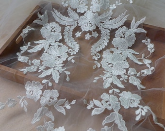 Large appliqué de dentelle de mariée brodée de style vintage, parfait pour une robe dans le dos en V, une confection de robe, une robe de baptême