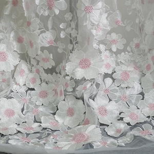 Bellissimo tessuto in tulle con ricamo a margherita 3D per miniabito, abito da damigella d'onore, costumi