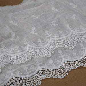 Encaje de algodón con borde festoneado estilo retro en blanco roto para faldas, puños, vestidos de muñecas o decoración del hogar.