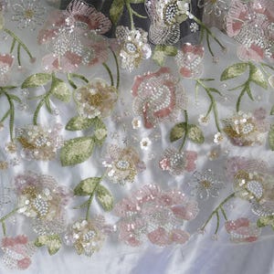Flerfärgade pärlbroderade blommor med gröna bladtyg för miniklänning, balklänning, pärlbroderad brudklänning, formell klänning bild 4