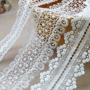 Off white Trimming, Wedding Venise Lace, Scalloped Lace Trim for Garters, Lace Choker, Bridal Veil, Skirts, Doll Dress