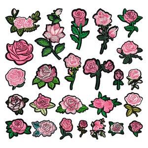 Könnte beinhalten: Eine Sammlung von fünfundzwanzig gestickten Rosenaufnähern in verschiedenen Größen und Kompositionen. Jeder Aufnäher zeigt rosa Rosenblüten mit grünen Blättern und Stielen, die alle mit einem dicken schwarzen Rand versehen sind.