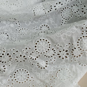 Katoenen oogjestof, gebroken witte bloemen en cirkel geschulpte katoenstof voor poppenjurk, bruids boho-jurk, kanten top
