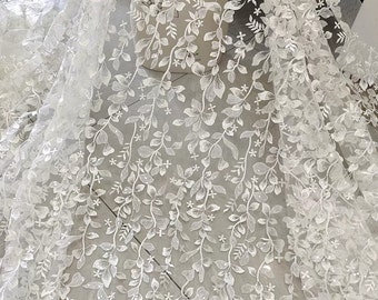 Tissu en tulle brodé à motif de feuilles délicates avec des paillettes transparentes en ivoire pour robe de mariée, tenue de mariée, robe de conte de fées