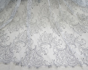 Hermoso tejido de encaje Chantilly estilo francés con festones en blanco y negro para bodas, batas y lencería.