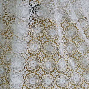 Venice Guipure Fabric White Circle Floral Hollow Out Polyester Fabric 47.2 inch Embroidery Fabric One Yard