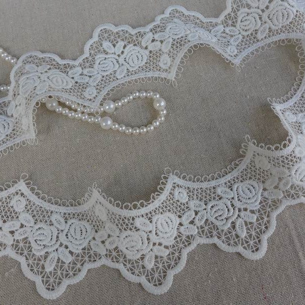 Venice Lace in Off white, Scalloped Design with Rose Floral pattern, Bridal Veil Edging Lace Trim