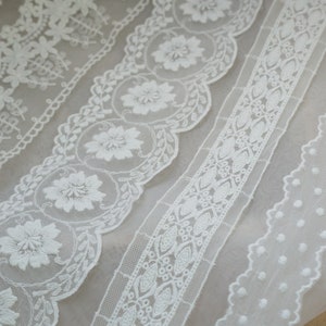 Puede incluir: Primer plano de varios adornos de encaje blanco. Los diseños incluyen patrones florales, geométricos y de puntos. El encaje es delicado y parece estar hecho de un material suave y transparente. Ideal para proyectos de costura y manualidades.