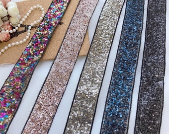 Puede incluir: Surtido de seis diferentes galones de lentejuelas con ribete negro. Los galones son de varios colores, incluyendo rosa, plata, azul y negro.