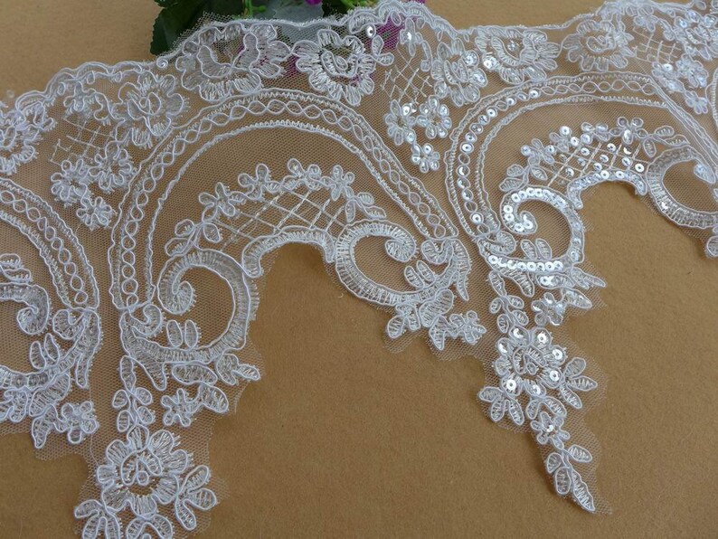 Velo de novia clásico de encaje, ribete de encaje bordado en blanco roto, encaje de lentejuelas Alencon imagen 4