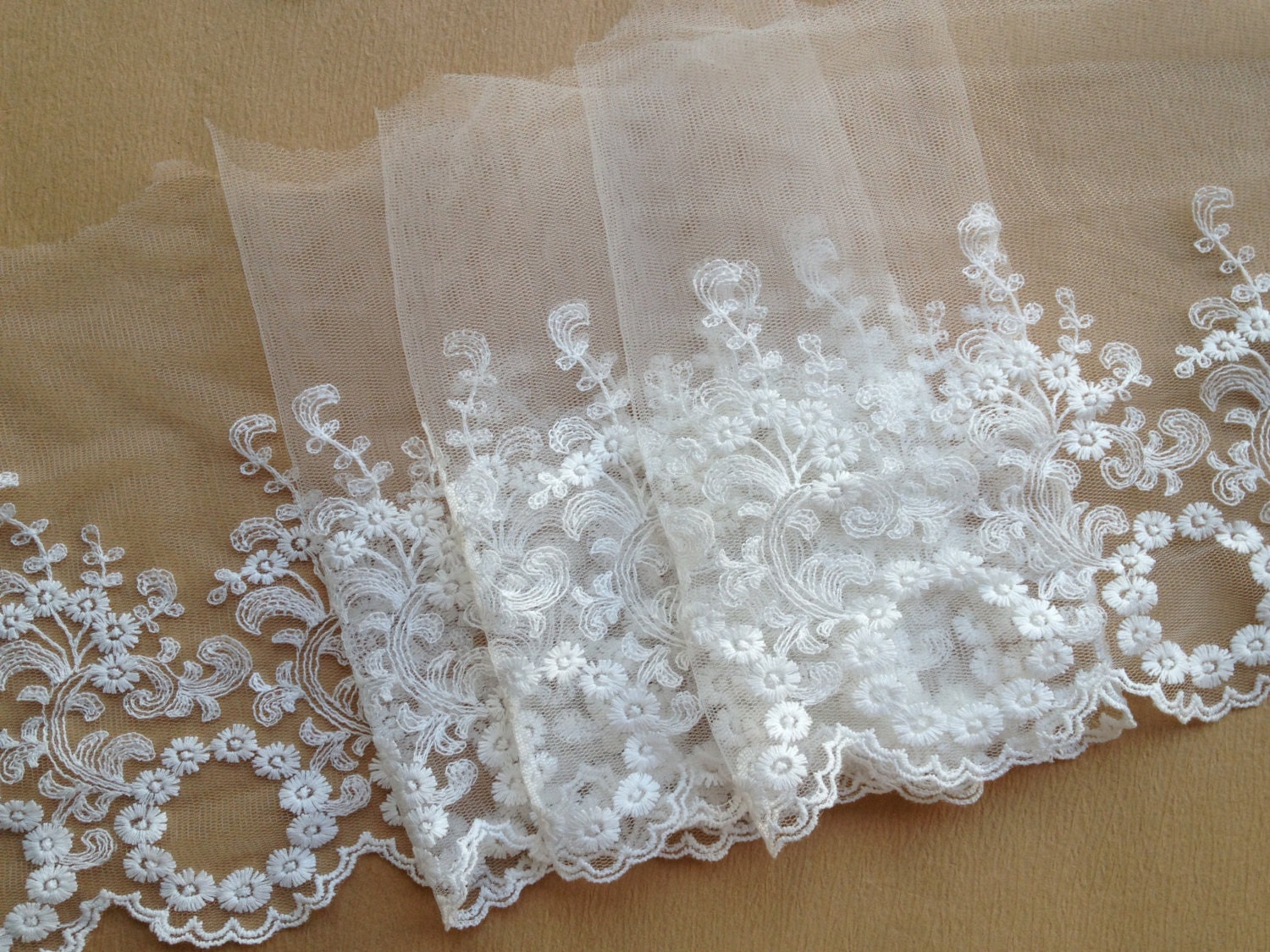 Lace Bandeau w/ Mesh Lining