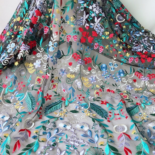 Tela de encaje con bordado floral multicolor vintage sobre tul negro para vestidos, faldas, vestidos de noche o vestidos de fiesta.