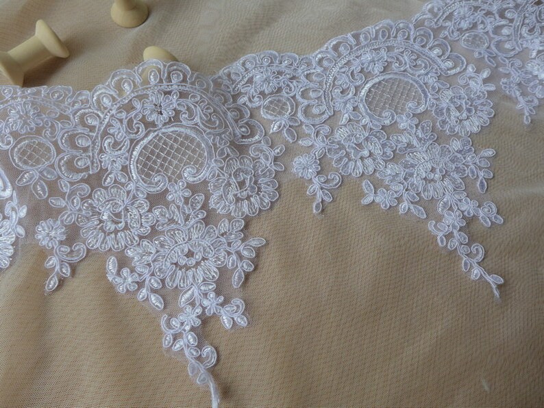 1-Tier Bridal Veil , Lace Veil Alencon Lace Trim Wedding Veil White / Ivory / Champagne Metal Comb