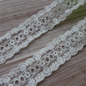LACE TRIM, Off white Cotton Lace, Embroidery Eyelet and Flower Trim, Wedding Bow / Purse Bag Sewing