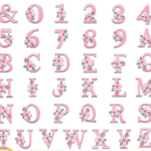 Può includere: Una collezione di lettere, numeri e una e commerciale ricamati in rosa, ciascuno ornato da un motivo floreale. Le lettere e i numeri sono in una tonalità rosa tenue, con i fiori che presentano accenti rosa e verdi. Ideale per l'artigianato e la personalizzazione.