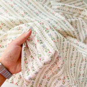 Romantiskt blommigt bomullstyg, randigt bomullstyg, bordsduk, lakanset, quilttyg