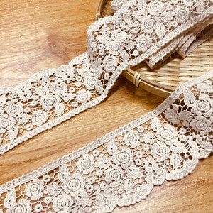 Pizzo di cotone con fiori di rosa in stile retrò, pizzo beige, pizzo per gonne, pizzo per decorazioni per la casa